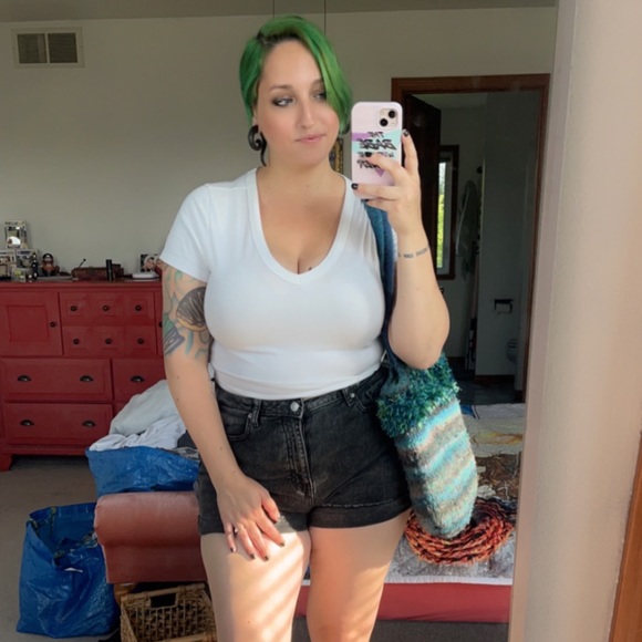 Meet your Posher, Lisa - Picture 2 of 3